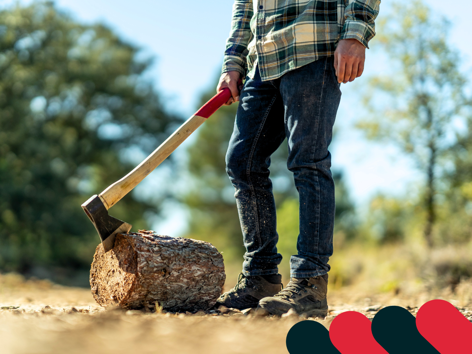 Bărbat care despică lemne cu toporul pe un butuc | Kotarbau